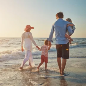 Family enjoying a day at the beach, representing the financial freedom Ume Loans helps Australians achieve through second‑chance bad credit loans.