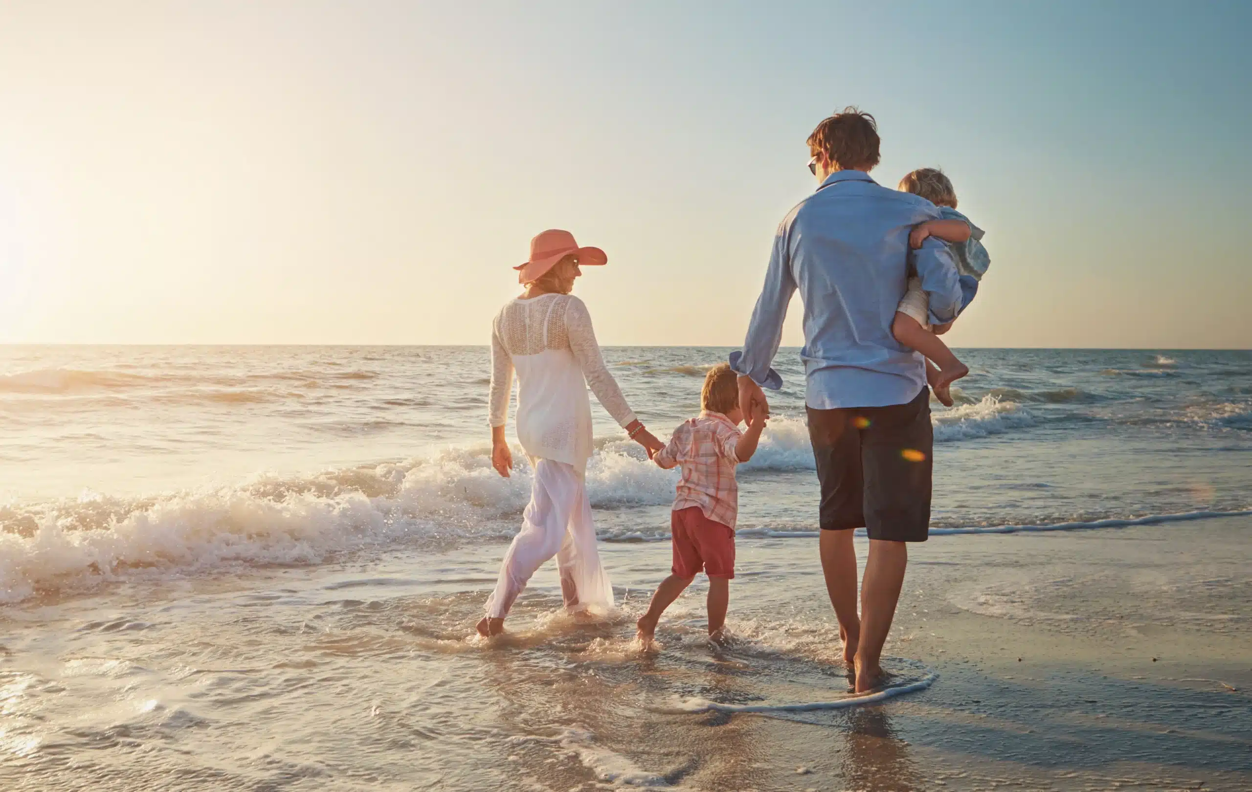 Family enjoying a day at the beach, representing the financial freedom Ume Loans helps Australians achieve through second‑chance bad credit loans.
